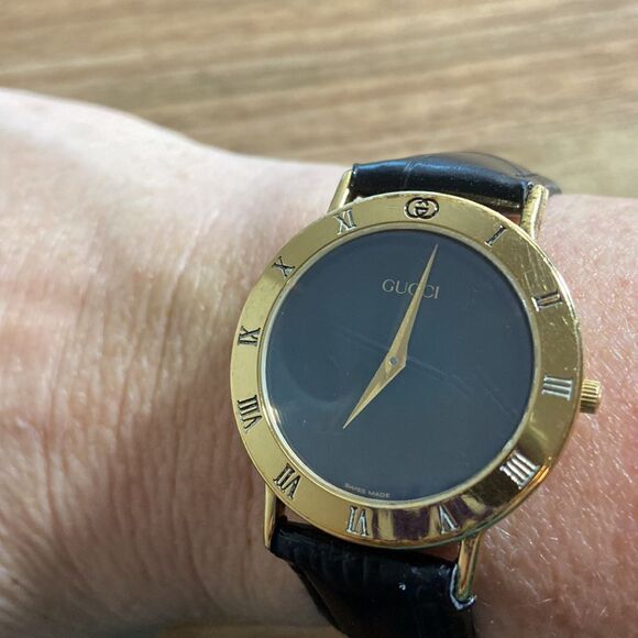Gucci watch leather strap gold Roman numeral EUC - Picture 12 of 13